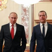 Wladimir Putin (l.) und Dmitri Medwedew wüten nach der Explosion der Krim-Brücke.