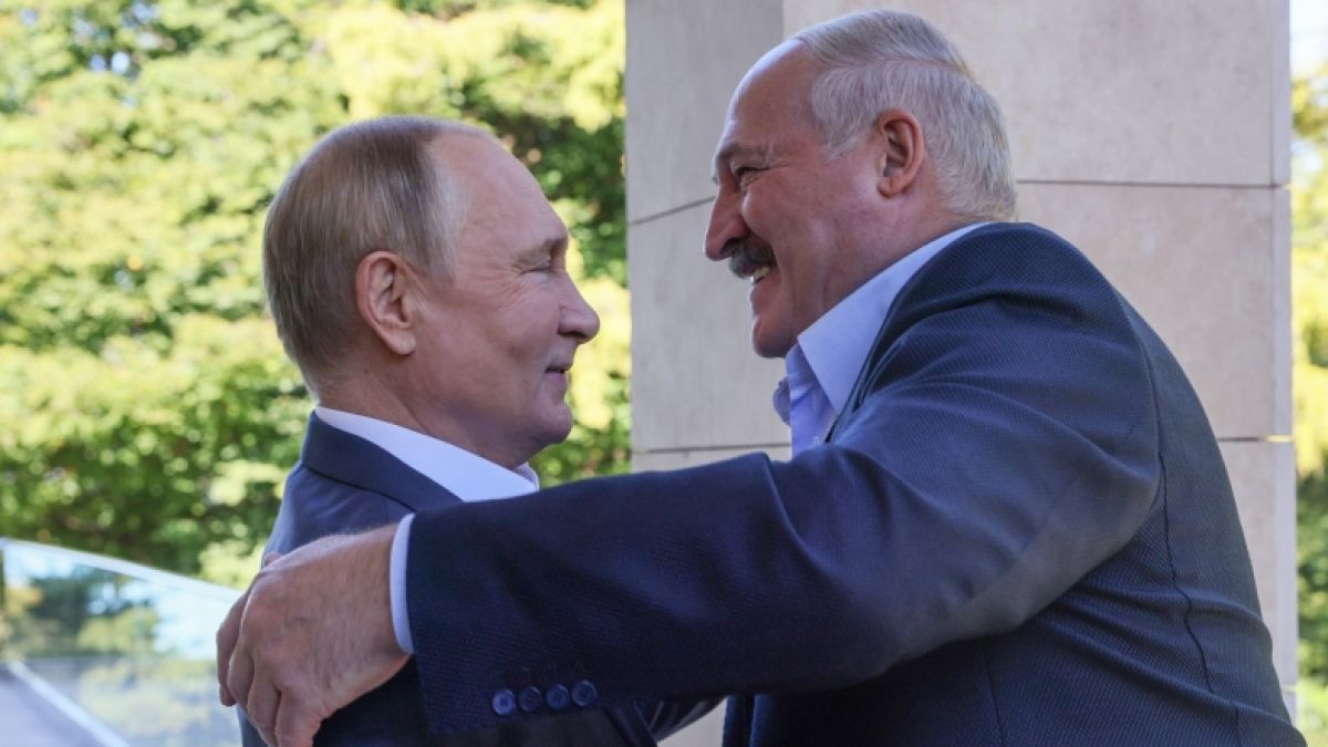 Alexander Lukaschenko (r.) schließt einen Diktatoren-Pakt mit Wladimir Putin. (Foto)
