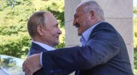 Alexander Lukaschenko (r.) schließt einen Diktatoren-Pakt mit Wladimir Putin.