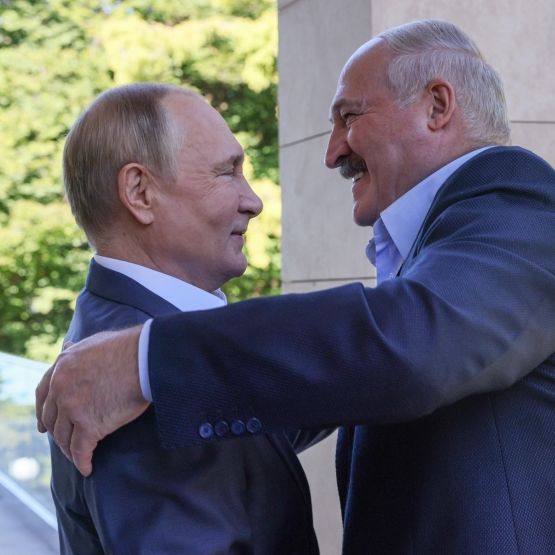Pakt der Diktatoren! Belarus unterstützt Wladimir Putin mit Truppen
