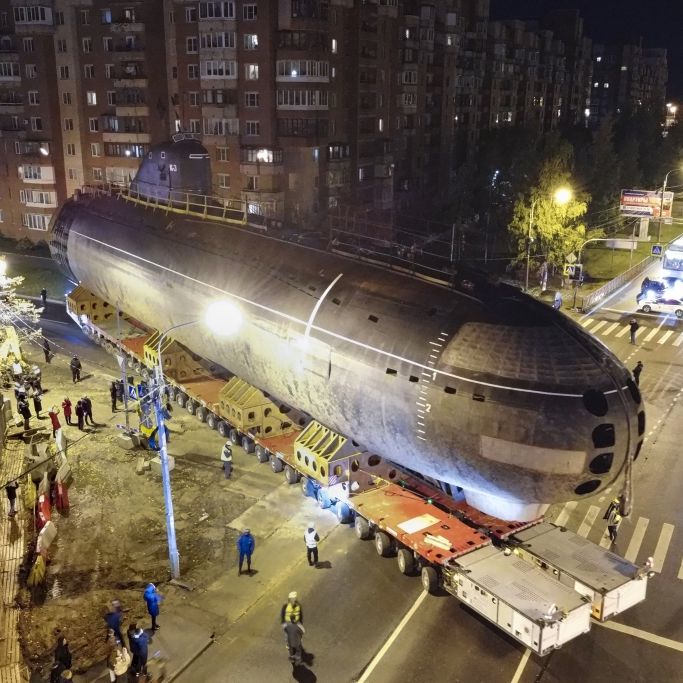 HIER rollt ein Mega-Atom-U-Boot durch die Straßen Russlands