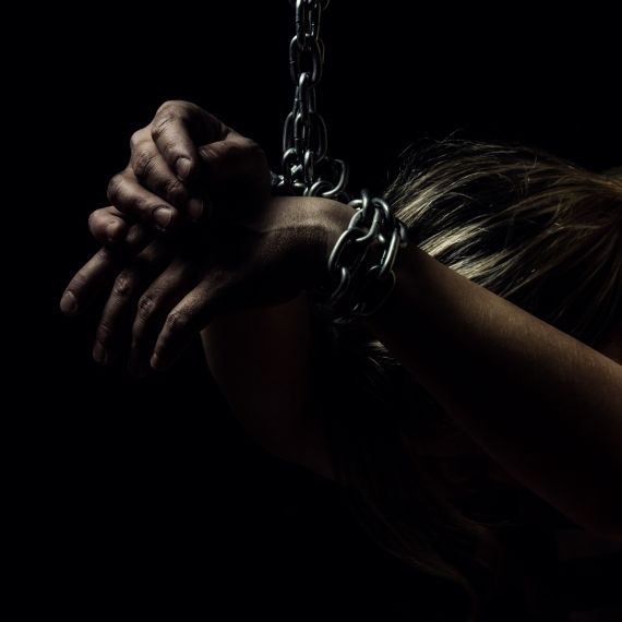 Entführt, in Ketten gelegt, vergewaltigt! Frau (22) entkommt Sexsklaven-Hölle