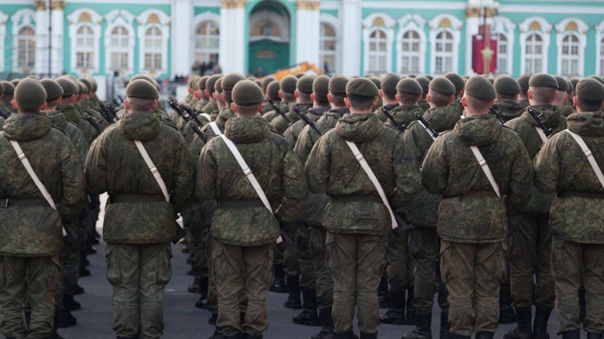 Ein russischer Soldat wurde während einer Militärparade überrollt. (Foto)