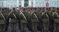 Ein russischer Soldat wurde während einer Militärparade überrollt.
