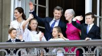 Zu Kronprinz Frederiks 50. Geburtstag im Mai 2018 winkten die Enkelkinder von Königin Margrethe II. noch fröhlich in die Menge - doch einige von den jungen Royals könnten bald aus dem Königshaus verbannt werden.