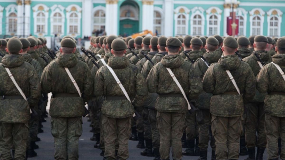Die Nachrichten des Tages auf news.de: Schock-Aufnahmen aus Russland: Putin-Soldat bei Militärparade von gepanzertem 20-Tonnen-Fahrzeug überrollt (Foto)