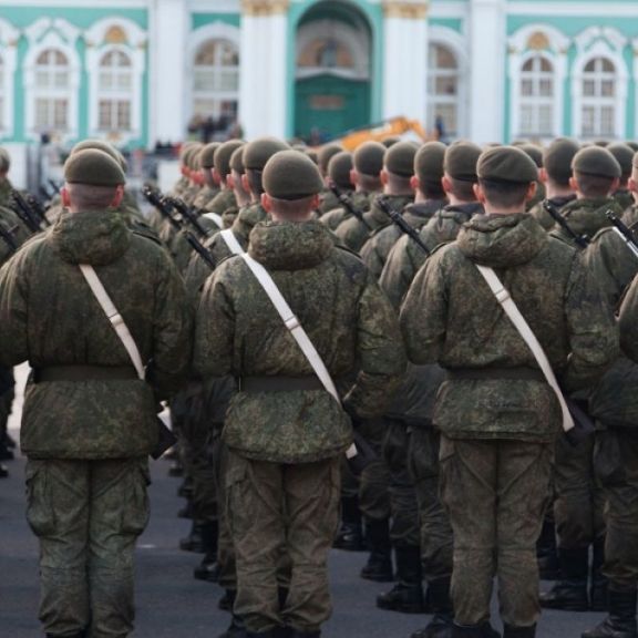 Putin-Soldat bei Parade überrollt / Todes-Schock! GZSZ-Fans trauern / Hier schlägt Prinz William plötzlich zu