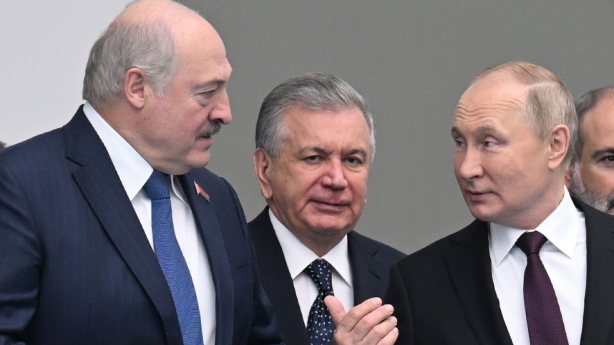Wladimir Putin (r.) stellt mit Belarus-Machthaber Lukaschenko gemeinsame Truppen auf. (Foto)