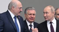 Wladimir Putin (r.) stellt mit Belarus-Machthaber Lukaschenko gemeinsame Truppen auf.
