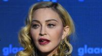 Sängerin Madonna schnürt ihre Kurven in Lack und Leder ein.