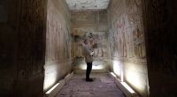 Da staunt nicht nur der Ägyptologe: In altägyptischen Bauwerken zu Ehren von Pharao Sethos I. finden sich Hieroglyphen, die von Zeitreisenden stammen sollen.