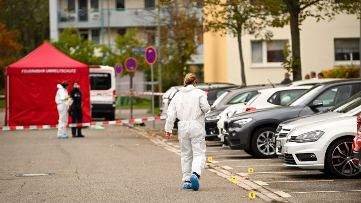 Nach der tödlichen Messer-Attacke auf zwei Männer wurde der Tatort im Ludwigshafener Stadtteil Oggersheim weiträumig abgesperrt. (Foto)