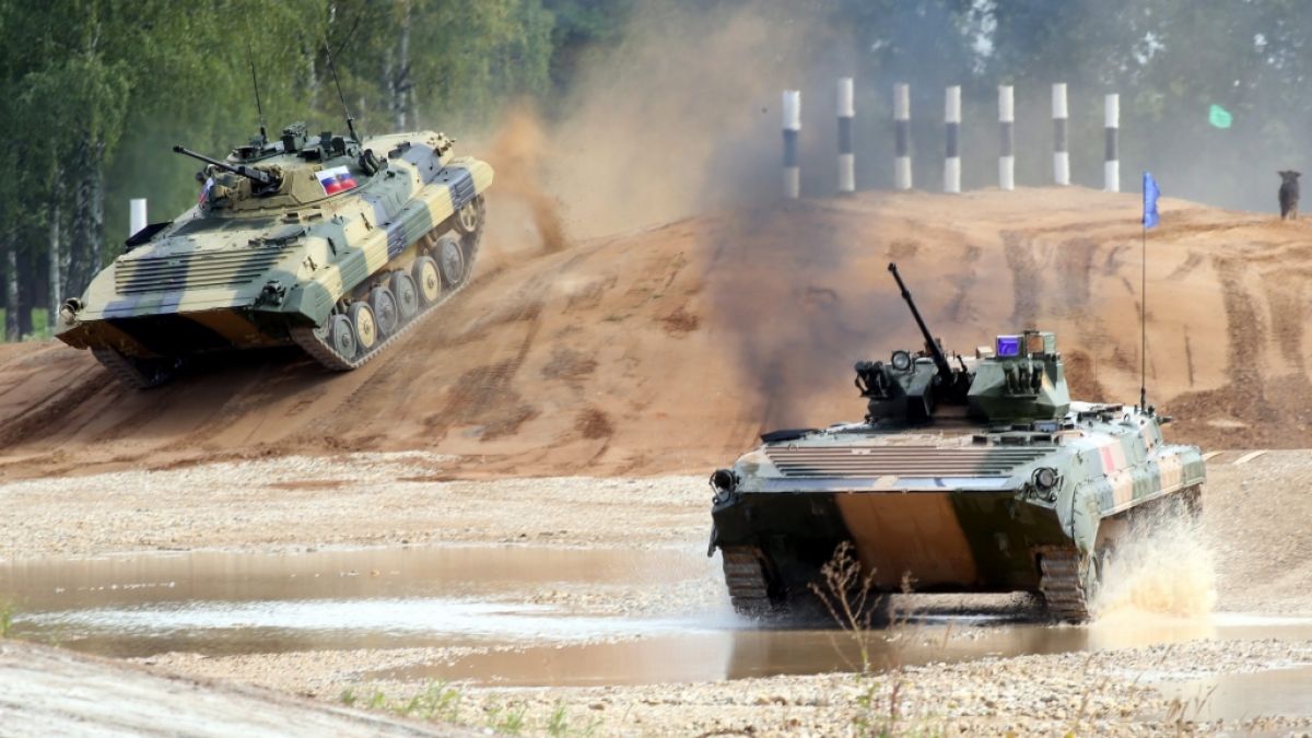 Nach einer ukrainischen Drohnen-Attacke ist Wladimir Putins Armee um einen BMP-2-Panzer (hier links im Bild) ärmer. (Foto)