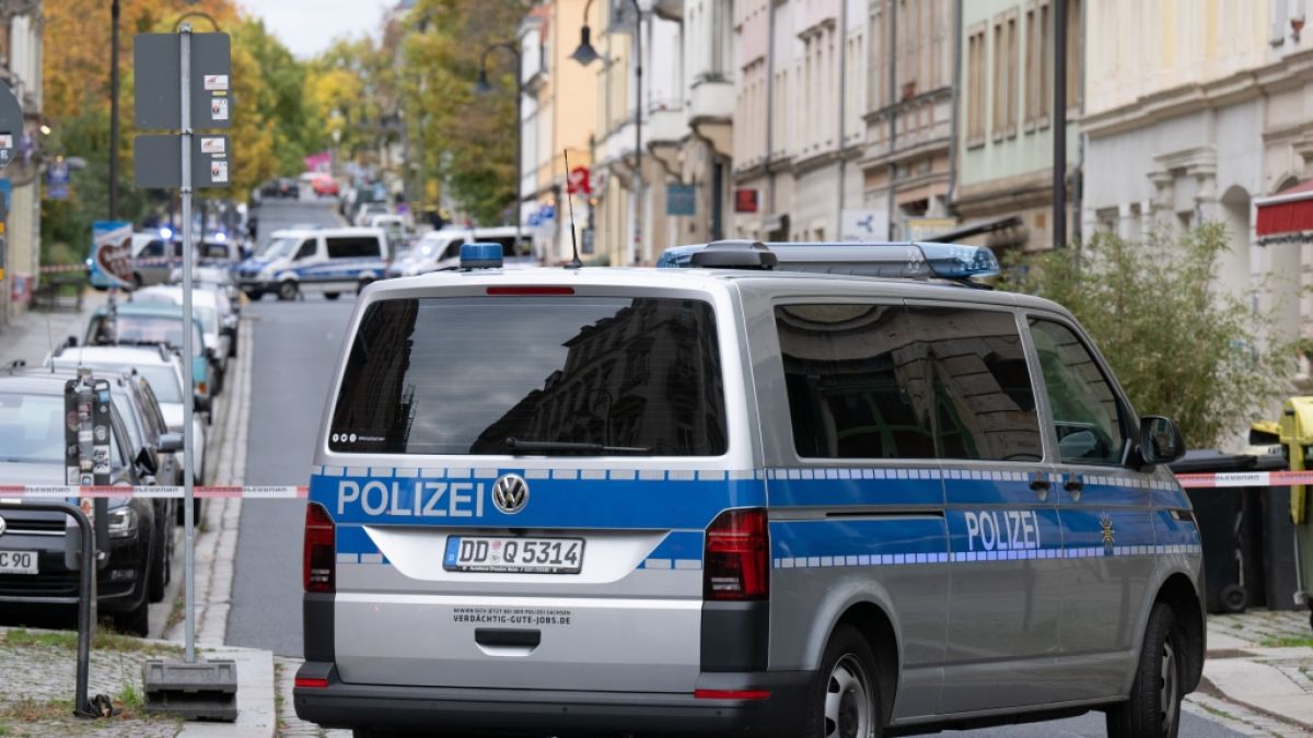 Ein Polizeiauto steht vor einem Absperrband im Dresdner Stadtteil Leipziger Vorstadt auf der Rudolf-Leonhard-Straße. (Foto)