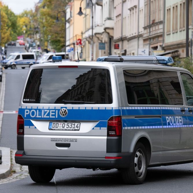 SEK-Einsatz in Dresden! Mann tot aus Wohnung geborgen, Identität geklärt