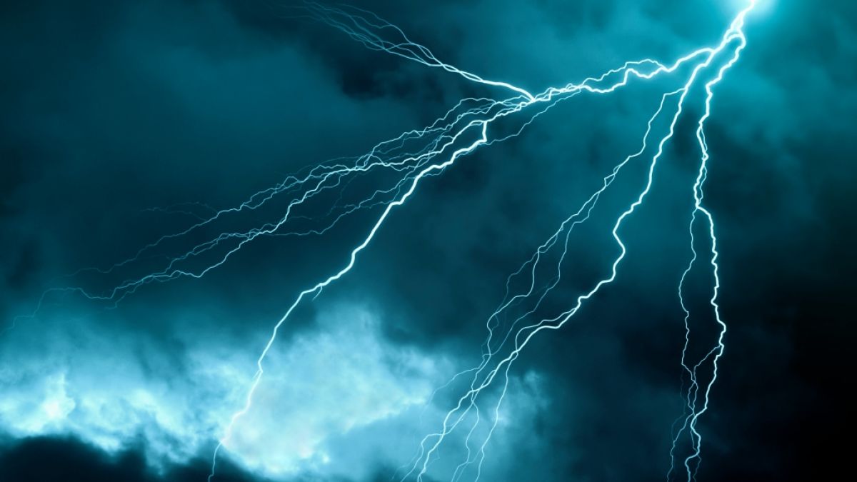 Eine Frau wurde bei einem Unwetter von einem Blitz getroffen. (Foto)