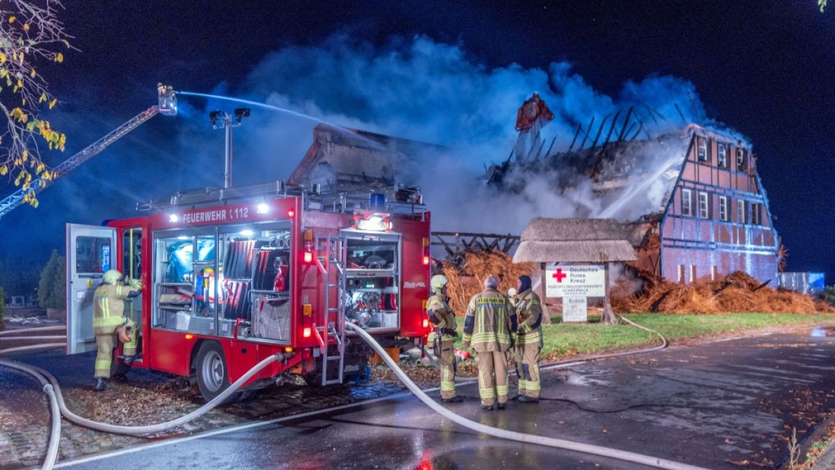 Ein Hotel in Mecklenburg-Vorpommern, in dem ukrainische Flüchtlinge untergebracht waren, stand am Mittwochabend in Flammen. (Foto)