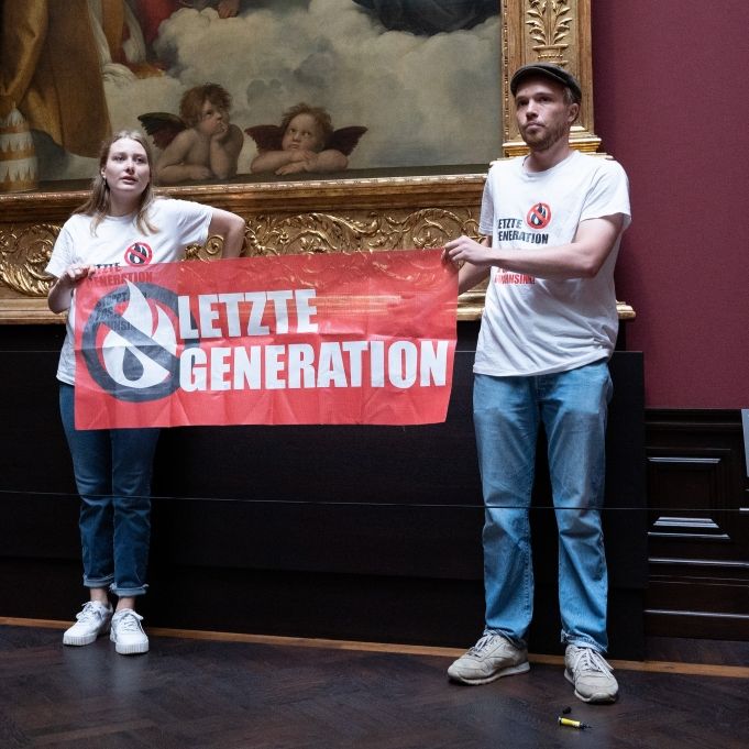 Kartoffelbrei-Wurf auf Monet-Gemälde! Klimaaktivisten aus Gewahrsam entlassen