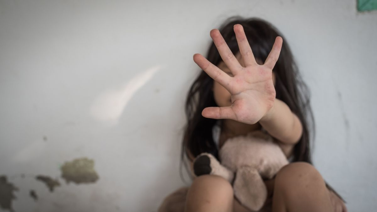 Ein Mädchen (12) wurde in Großbritannien mehrfach von einem pädophilen Rentner vergewaltigt. (Symbolfoto) (Foto)