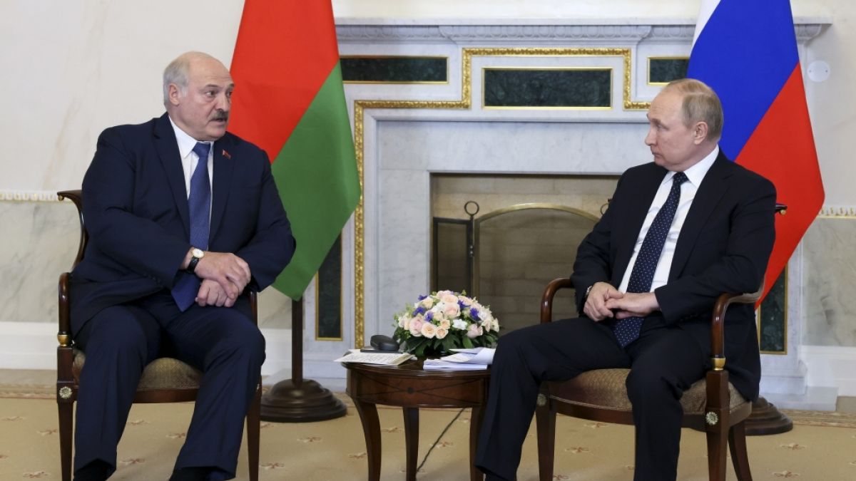 Zwischen den Truppen von Belarus-Diktator Alexander Lukaschenko (l.) und von Wladimir Putin hat es eine wilde Schlägerei gegeben. (Foto)