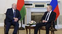 Zwischen den Truppen von Belarus-Diktator Alexander Lukaschenko (l.) und von Wladimir Putin hat es eine wilde Schlägerei gegeben.