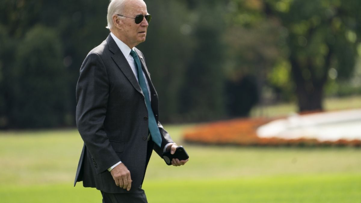 US-Präsident Joe Biden hat aktuellen Aufnahmen zufolge Mühe, sich in seinem eigenen Garten zurechtzufinden. (Foto)