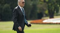 US-Präsident Joe Biden hat aktuellen Aufnahmen zufolge Mühe, sich in seinem eigenen Garten zurechtzufinden.