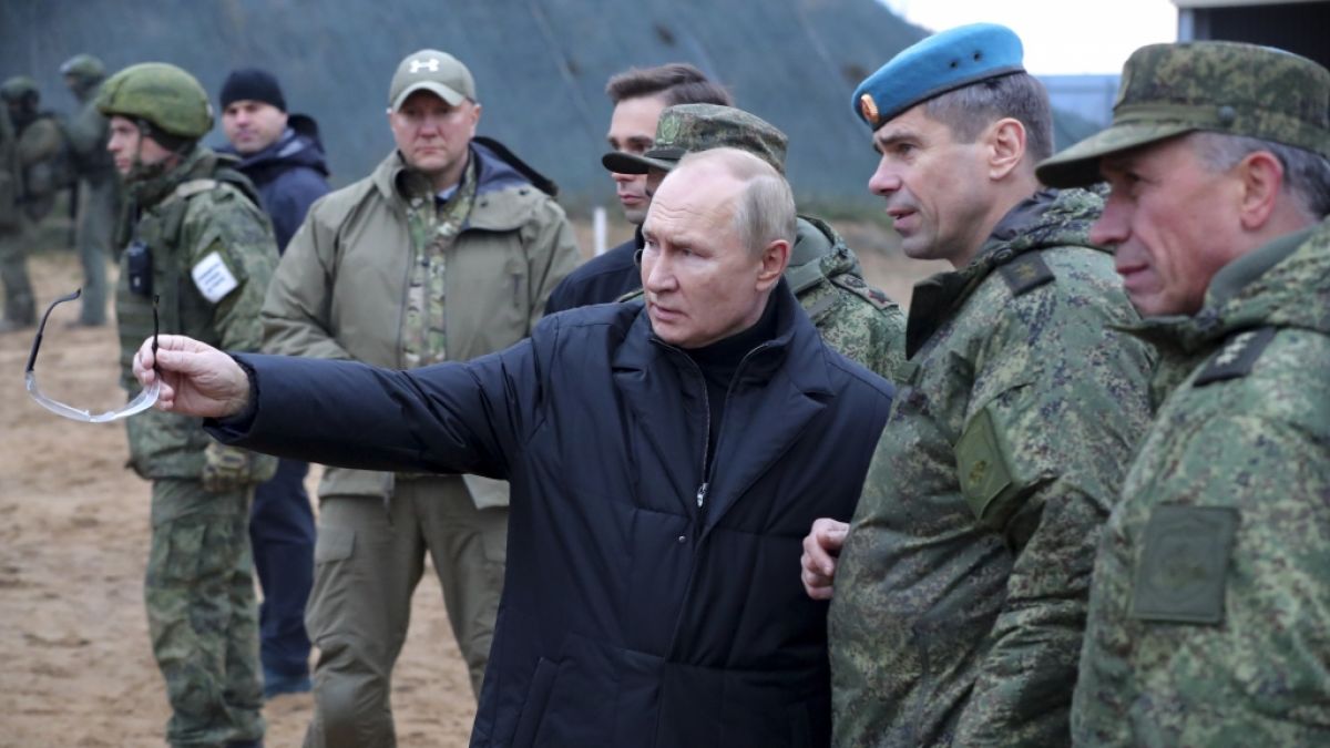 Wladimir Putin und seine Soldaten wollen offenbar schon Kinder an das Thema Krieg heranführen. (Foto)