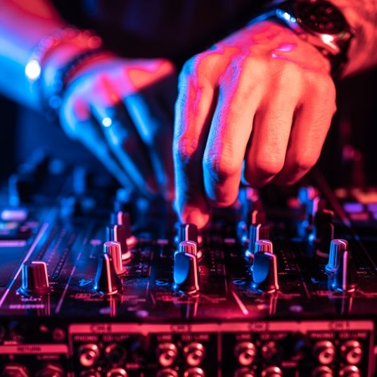 Musikwelt unter Schock! Kult-DJ plötzlich gestorben