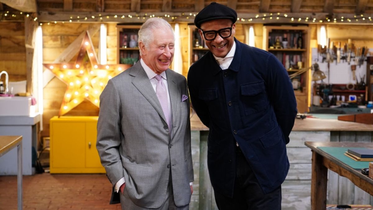Mit seiner Stippvisite in der BBC-Sendung "The Repair Shop" konnte König Charles III., hier mit Moderator Jay Blades, mächtig Eindruck schinden. (Foto)