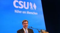 Markus Söder will seine Wahlsieg mit Attacken gegen die Bundesregierung und Populismus sichern.