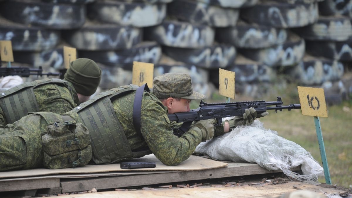 Eine Broschüre soll russischen Rekruten Tipps für den Einsatz im Ukraine-Krieg geben. (Foto)