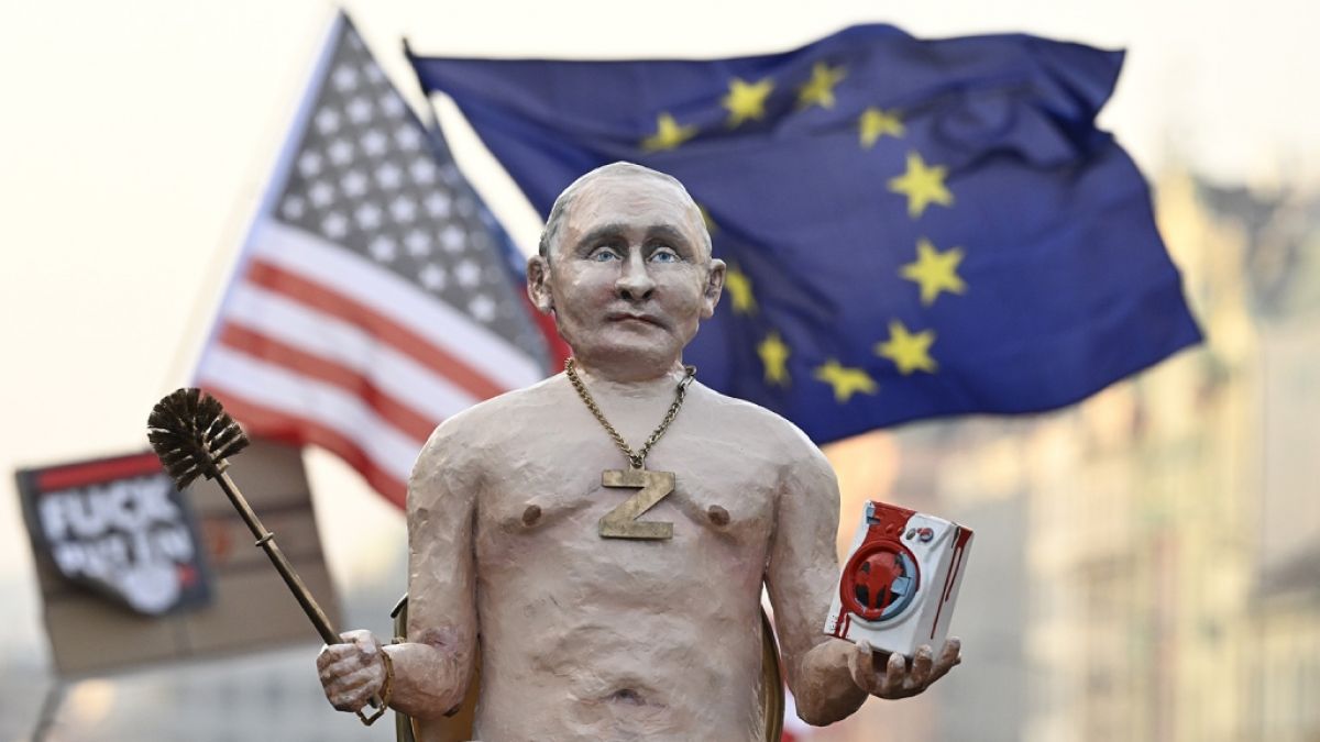 Eine nackte Statue des russischen Präsidenten Putin sitzt auf einer goldenen Toilette und trägt eine Kette mit dem Zeichen "Z" um den Hals, während eines Protests auf dem Wenzelsplatz. (Foto)
