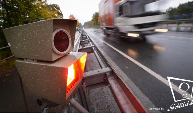 Wenn es kurz rot aufleuchtet, dann war man wohl zu schnell unterwegs: Wie hier stehen täglich verschiedene mobile Blitzer an Deutschlands Autobahnen.
