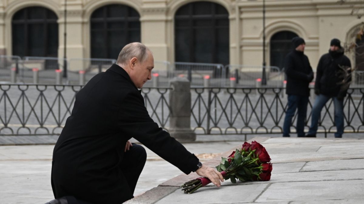 Dieses von der staatlichen russischen Nachrichtenagentur Sputnik via AP veröffentlichte Foto zeigt Wladimir Putin, Präsident von Russland, der rote Rosen am Denkmal von Minin und Poscharski auf dem Roten Platz niederlegt. (Foto)