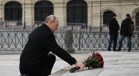 Dieses von der staatlichen russischen Nachrichtenagentur Sputnik via AP veröffentlichte Foto zeigt Wladimir Putin, Präsident von Russland, der rote Rosen am Denkmal von Minin und Poscharski auf dem Roten Platz niederlegt.