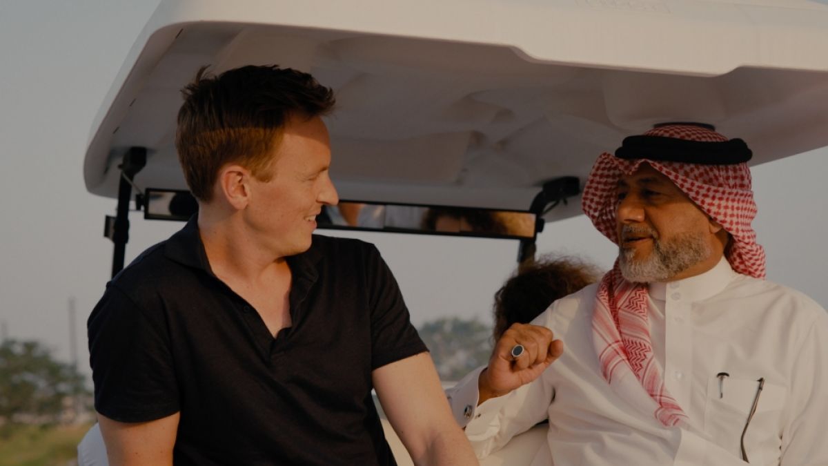 ZDF-Journalist und Sportmoderator Jochen Breyer auf Reportagereise in Katar im Gespräch mit Khalid Salman. (Foto)
