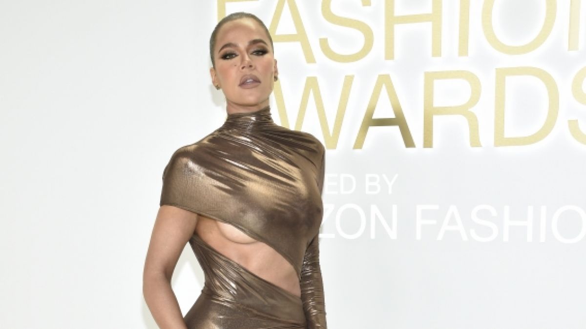 Khloé Kardashian sorgte mit diesem Kleid für Diskussionen um ihre Brüste. (Foto)