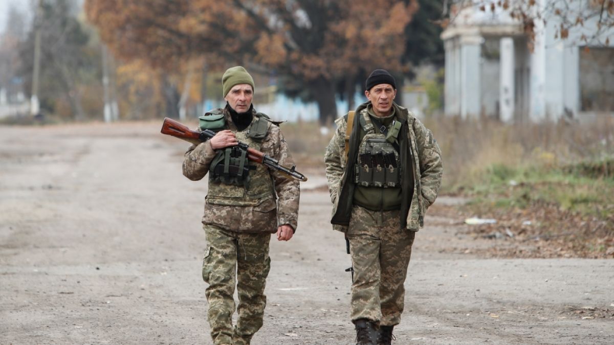 Zwei ukrainische Soldaten patrouillieren in einer Stadt im Gebiet Cherson in der Nähe der Frontlinie. (Foto)