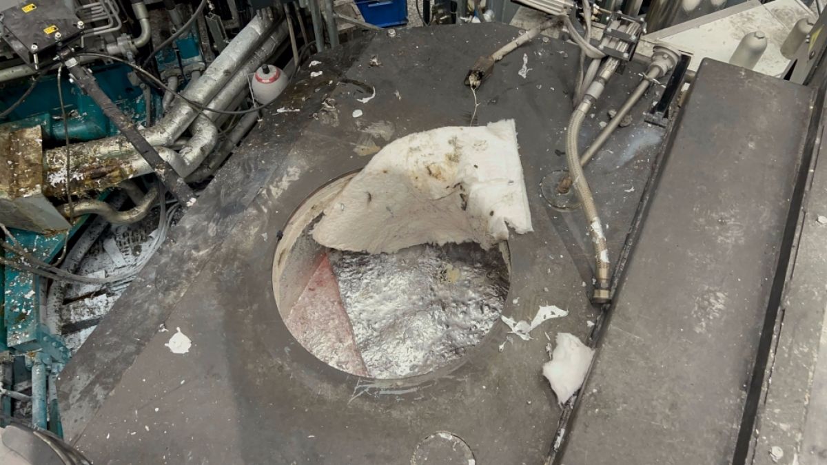 In einen solchen Aluminium-Warmhalteofen stürzte ein Arbeiter aus der Schweiz und landete bis zu den Knien in kochend heißem Flüssig-Metall. (Foto)