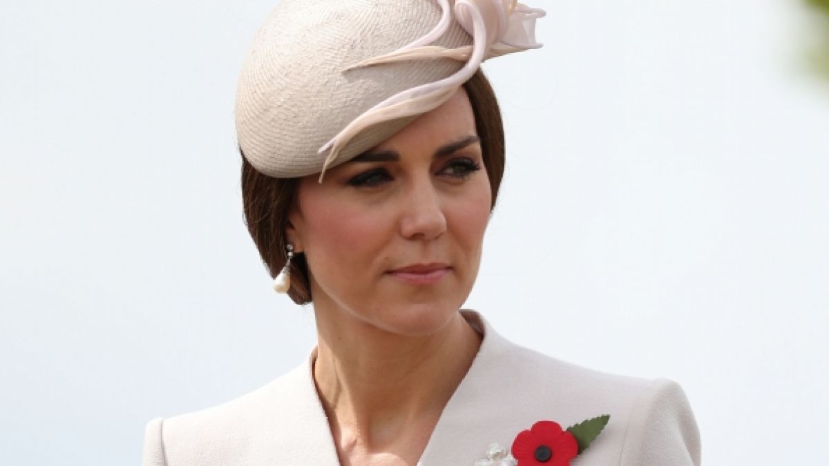 Angesichts der aktuellen Royals-News würde selbst Kate, die Prinzessin von Wales, die Stirn runzeln: Bei den Blaublütern ging es nämlich wieder drunter und drüber! (Foto)