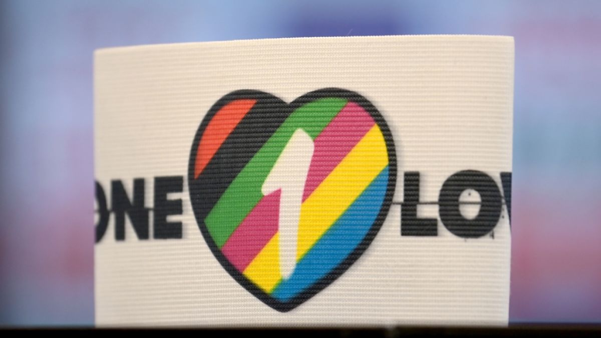 Die DFB-Elf will bei der Fußball-WM in Katar mit dieser bunten Kapitänsbinde ein Zeichen gegen Diskriminierung setzen. Wie gehen andere Teilnehmerländer mit dem Thema Homosexualität um? (Foto)