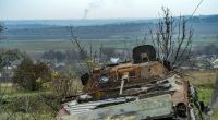 Ein zerstörter russischer Panzer steht am Rande von Iwaniwka, einem von der ukrainischen Armee nach der russischen Besetzung befreiten Dorf in der Provinz Cherson.