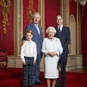 Prinz George, Prinz Charles (heute König Charles III.), Prinz William und Queen Elizabeth II.