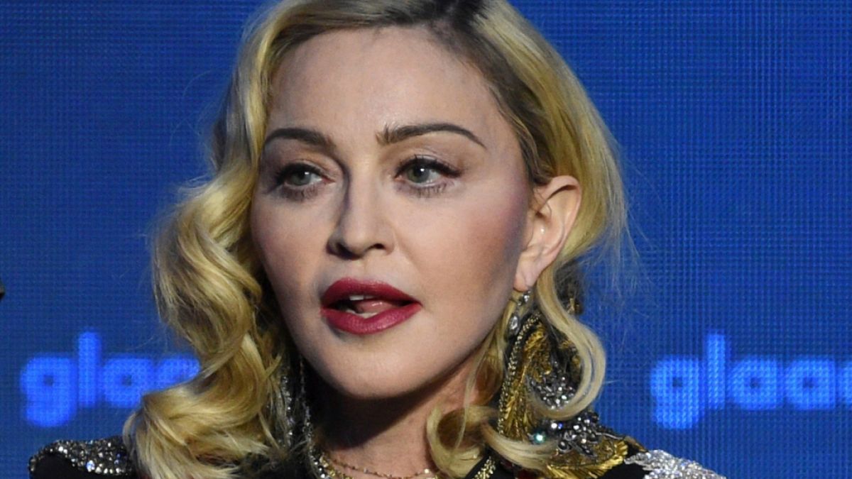 Madonna verstört erneut bis bizarren Oben-ohne-Bildern. (Foto)