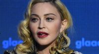 Madonna verstört erneut bis bizarren Oben-ohne-Bildern.