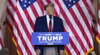 Donald Trump, ehemaliger US-Präsident, spricht in seinem Anwesen Mar-a-Lago. Der frühere US-Präsident Donald Trump will bei der Präsidentenwahl 2024 erneut für die Republikaner antreten.