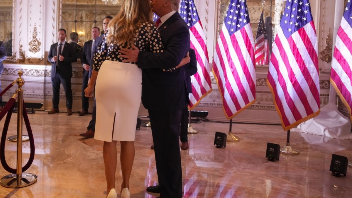Melania Trump zog mit ihrem weißen Rock alle Blicke auf sich. (Foto)