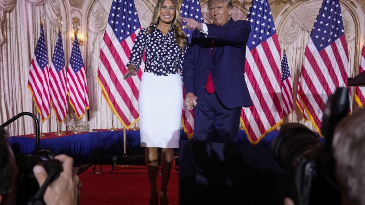Donald Trump, ehemaliger US-Präsident, steht mit der ehemaligen First Lady Melania Trump auf der Bühne, nachdem er eine dritte Kandidatur für das Präsidentenamt in Mar-a-Lago angekündigt hat. (Foto)