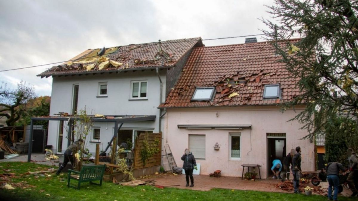 Die Nachrichten des Tages auf news.de: Tornado in Urexweiler: Etwa 50 Häuser beschädigt! Wettermonster kracht durchs Saarland (Foto)